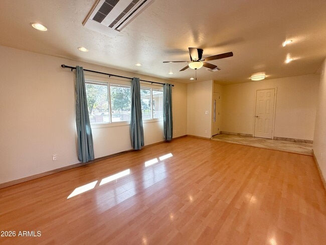 Building Photo - 710 E Hermosa Dr