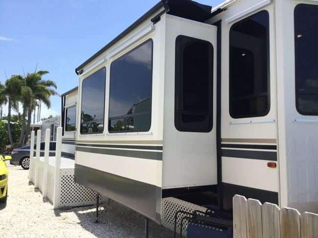 Building Photo - Move in Special! $500 off the First Months Rent!