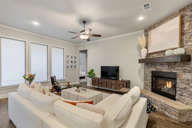 Building Photo - 2607 Rosebud Ln