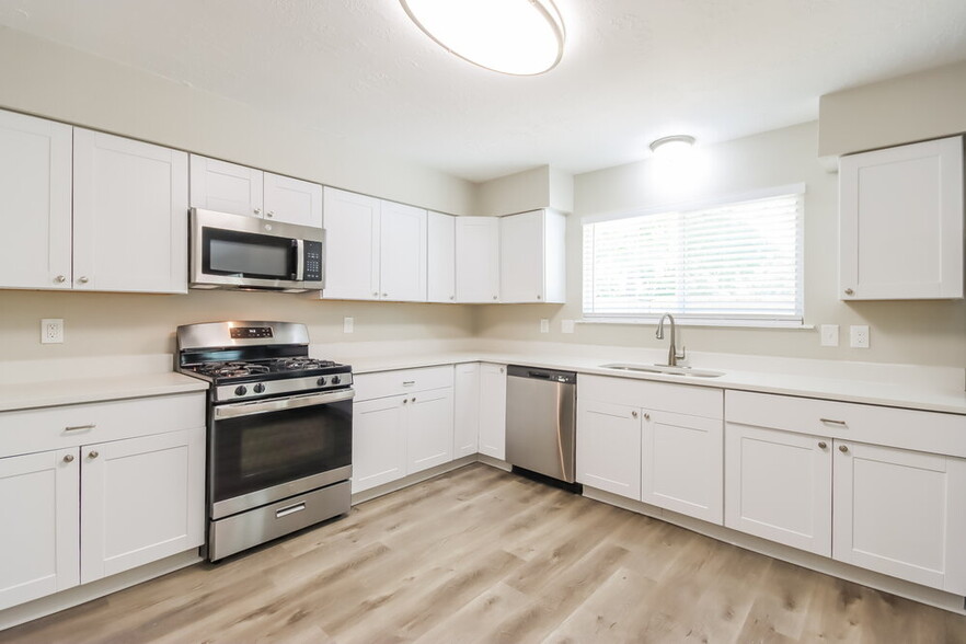 Building Photo - 18806 Oak Bower Dr