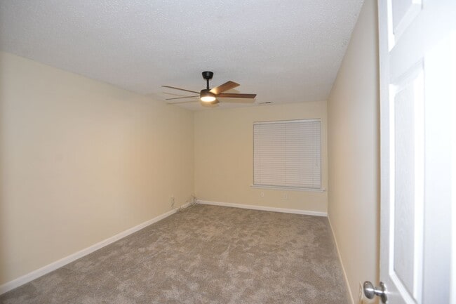 Building Photo - Updated Townhome in Larkspur Meadows