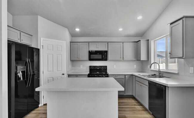 Building Photo - Welcome to this stunning 4-bedroom, 2-bathroom home located in the vibrant community of Caldwell,...