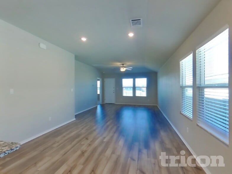 Building Photo - 5300 Saddle Clb Dr