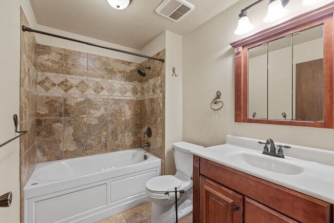 Building Photo - 4 bed, 2 bath, large yard available in Woo...