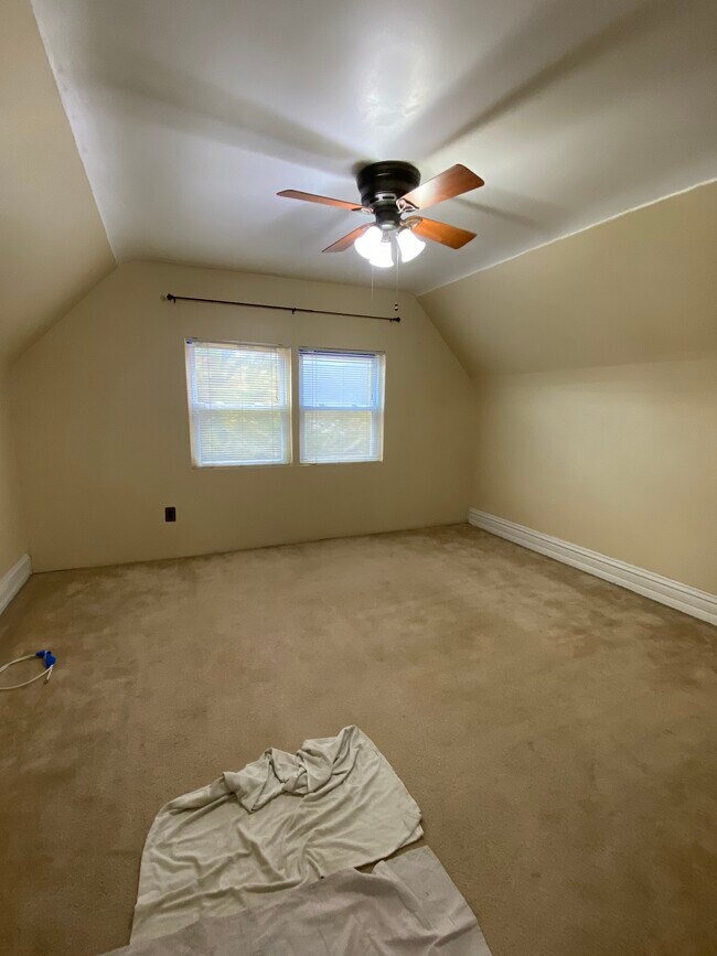 Building Photo - 2733 N Artesian Ave
