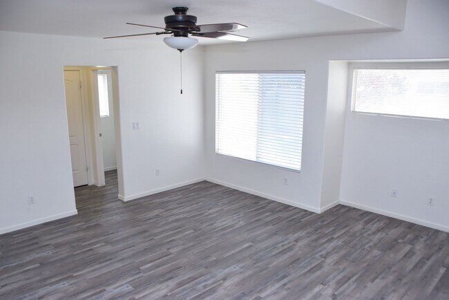 Building Photo - 8765 Country Pines Ave