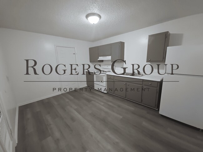 Building Photo - #450 - 105-107 Holly Ct Duplex