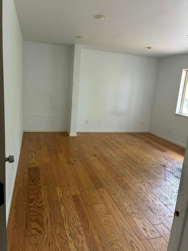 Building Photo - 2092 Colonial Dr