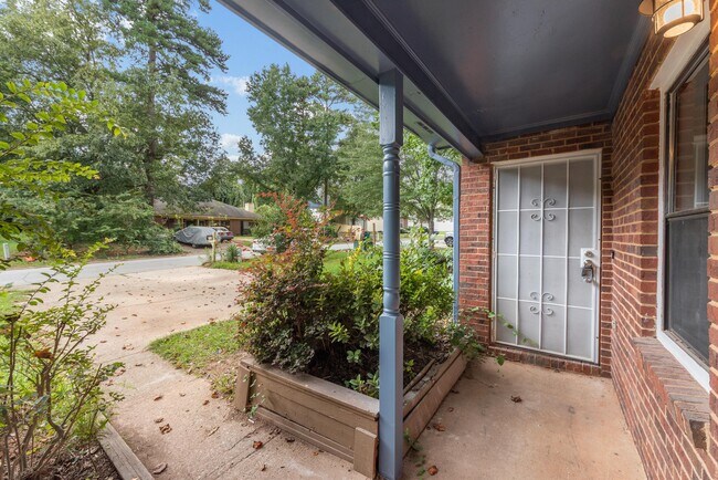 Building Photo - 1121 Brookstone Rd