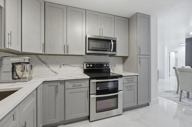 Building Photo - 2101 S Ocean Dr