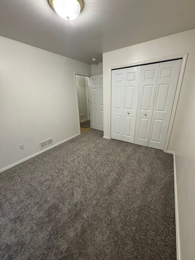 Building Photo - 100 Burton St