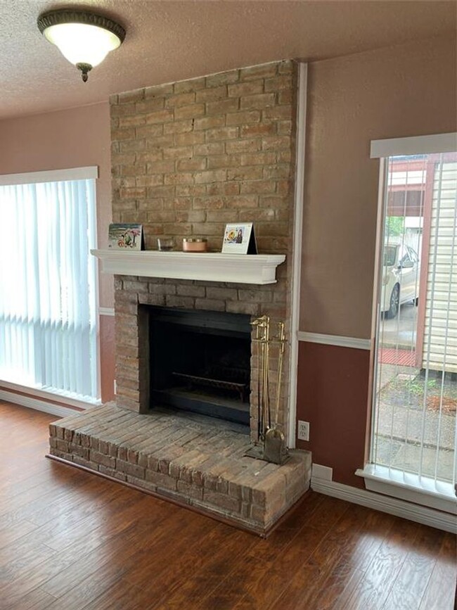 Building Photo - Totally updated townhome, Laminate Floor l...