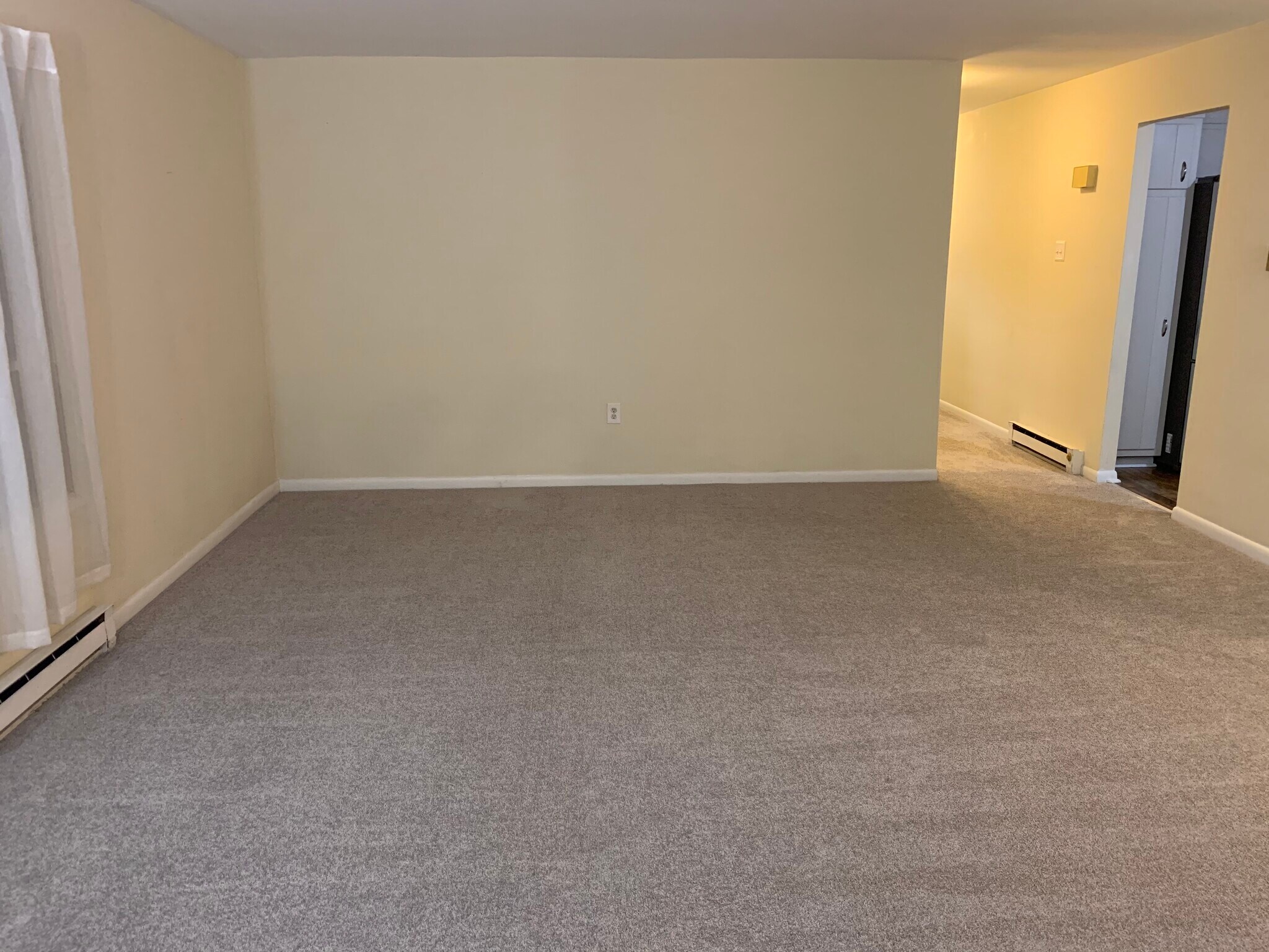 Spacious living room - 1265 Woodmere Rd