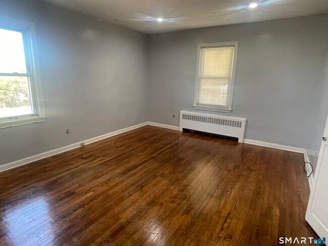 Building Photo - 521 Mill St