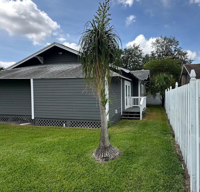 Building Photo - Beutifully Updated 2 Bedroom Home in Dixieland Community in South Lakeland