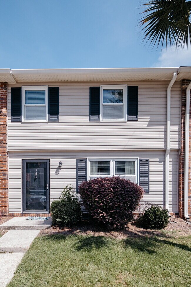 Building Photo - Beautiful 3-Bedroom Townhome in Convenient West Ashley Location!