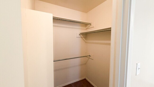 Building Photo - 517 N Brentwood Ave