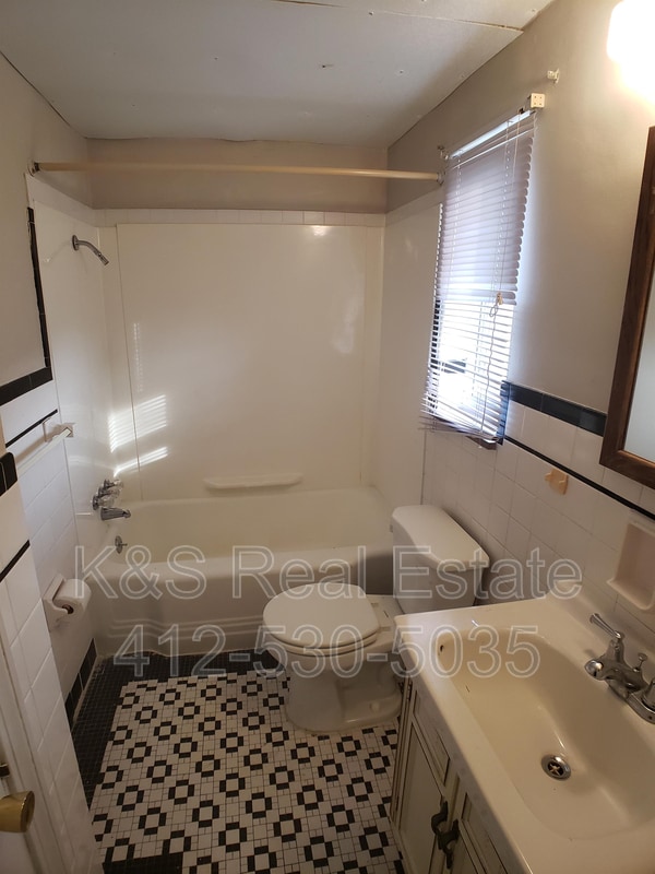 Building Photo - 1018 Summit St