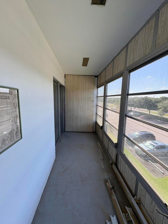 Building Photo - 497 Mansfield L