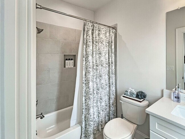 Building Photo - 401 Upper E Ave