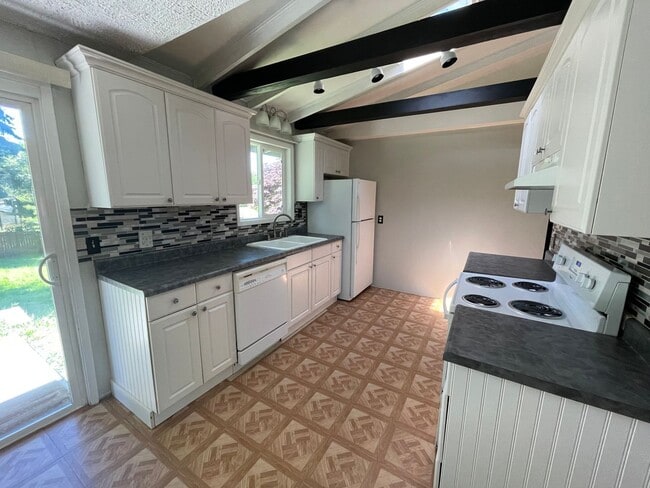 Building Photo - Pet Friendly 3 Bedroom with Spacious Yard!