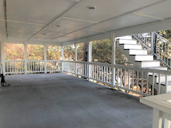 Building Photo - Lake Front Furnished Home, 3 bed, 4 bath i...