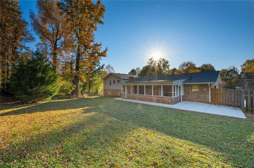 Building Photo - 2857 Fontainebleau Dr