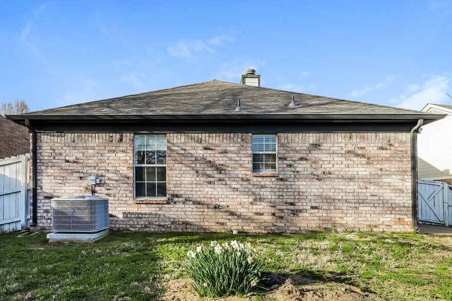 Building Photo - 1044 Cross Wood Ln
