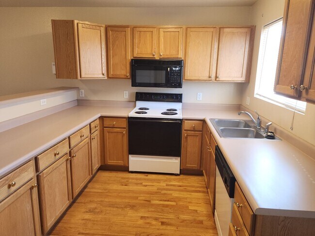 Building Photo - 2-Bedroom Briargate Townhouse