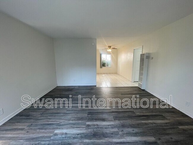 Building Photo - 622 1/2 E 97th