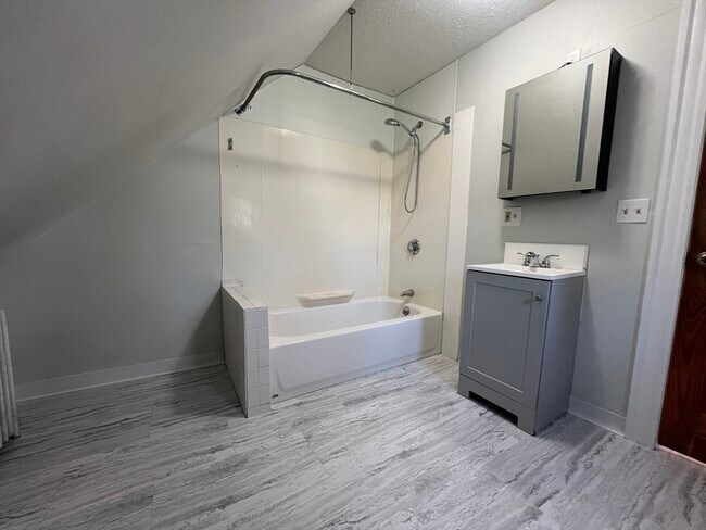 Building Photo - 22 Park Rd