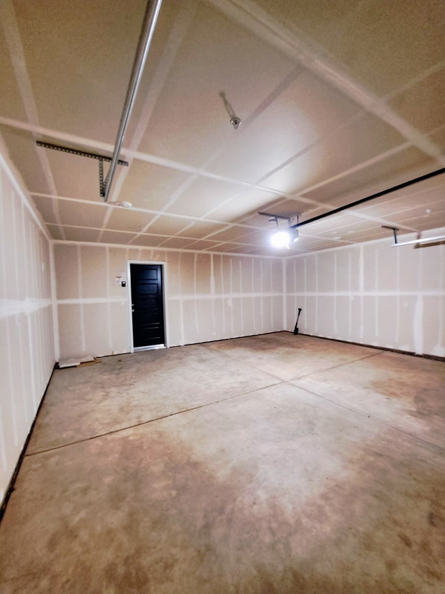 Building Photo - Fresno 3BR Pet-Friendly Townhouse with Community Amenities!