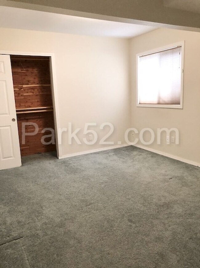 Building Photo - 3 Bedroom Single Family Home - Views!