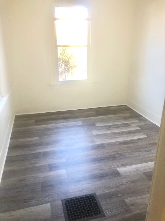 Building Photo - Updated Seymour Unit for Rent