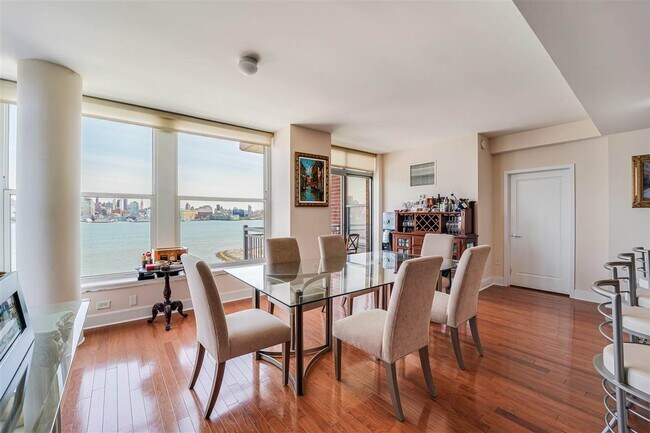 Building Photo - 1125 Maxwell Ln