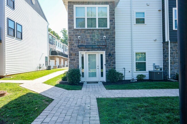 Building Photo - 119 High Pointe Dr