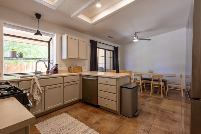 Building Photo - 7313 E Wren Dr