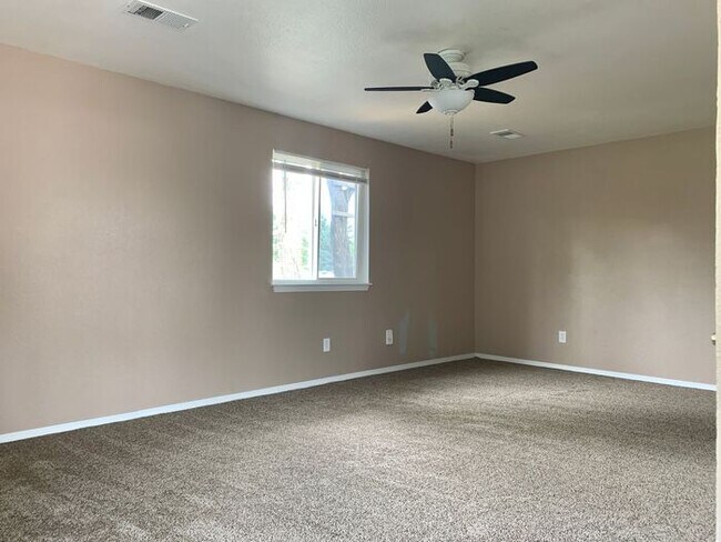 Building Photo - Move-In Special: 2 Weeks Free! Spacious 3 Bed, 1.5 Bath Apartment in Longmont