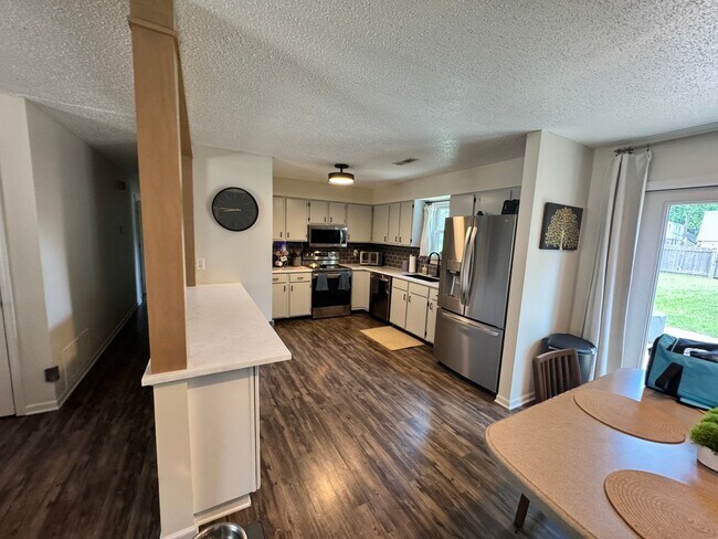 Building Photo - Newly remodeled Eastside home