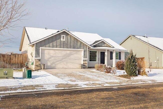 Building Photo - 3 bed 2 bath home