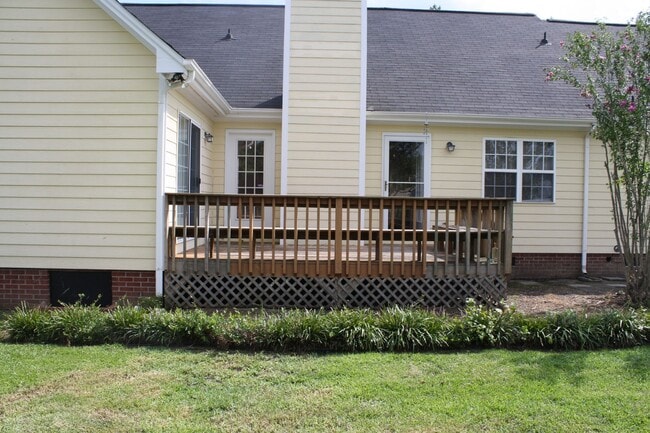 Building Photo - Aarons Place