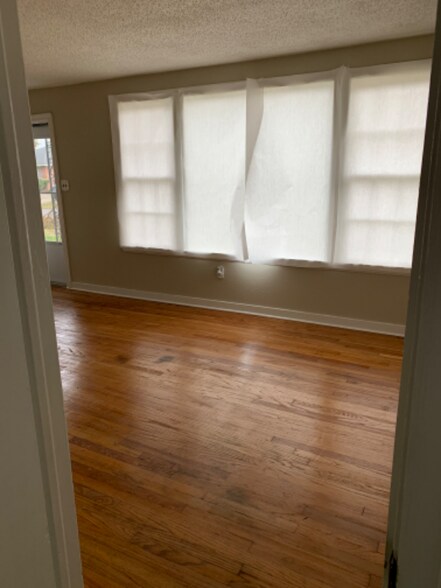 Building Photo - 4242 Monroe Ave