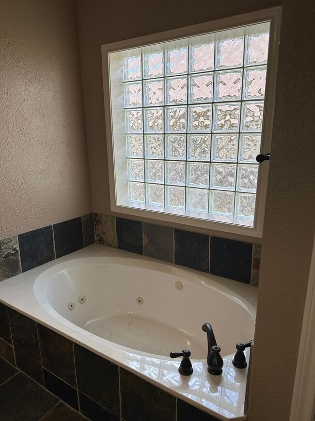 Building Photo - College Station - 3 bedroom 2 bath- 2 car garage - fenced in back yard home in Castlegate