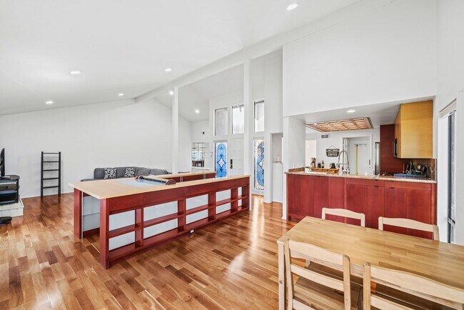 Building Photo - 5 Solana