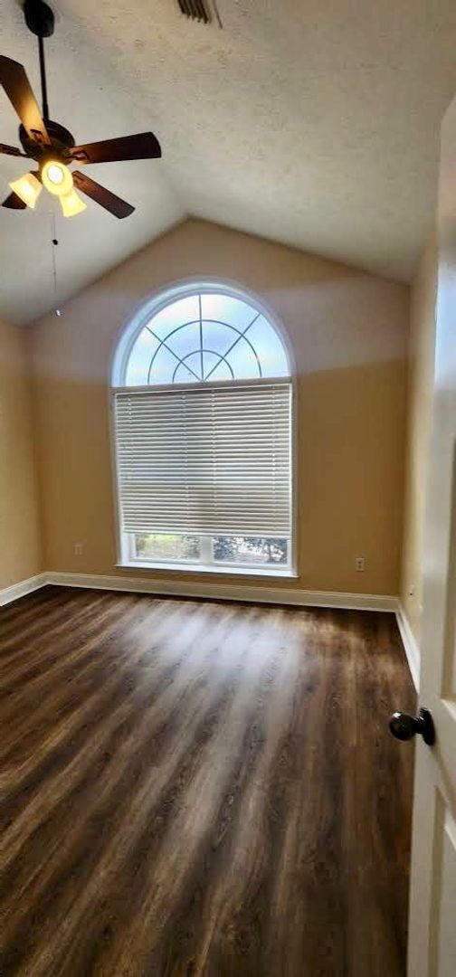 Building Photo - Great Home and Location-Available Now!