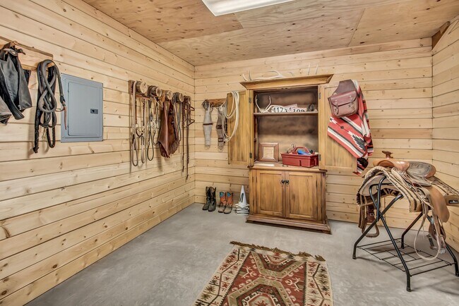 Building Photo - Rare Tumalo Retreat on 10 Acres with Barn!
