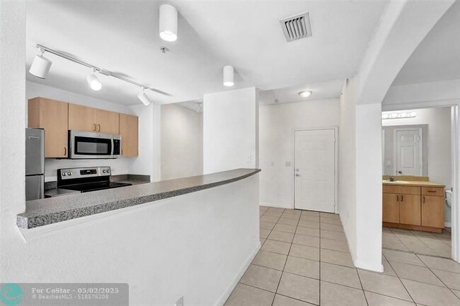 Building Photo - 533 NE 3rd Ave