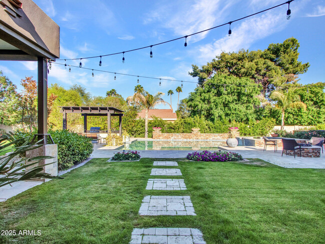 Building Photo - 6031 E Paradise Dr