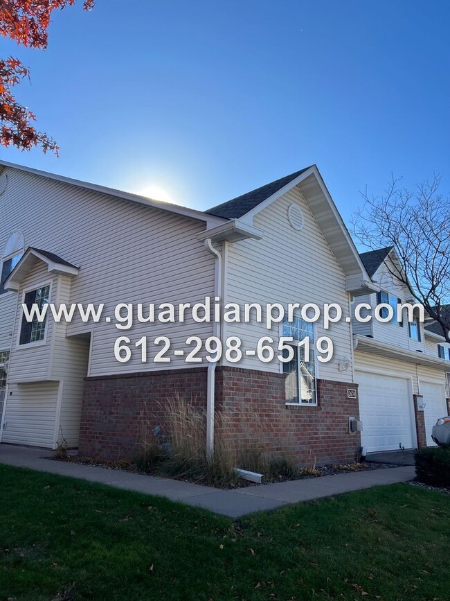 Building Photo - End Unit Woodbury Townhouse Available Now,...