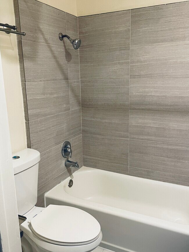 hallway bath - 617 S Shelton St